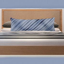 Navy und Blassblau gestreiftes Kissen