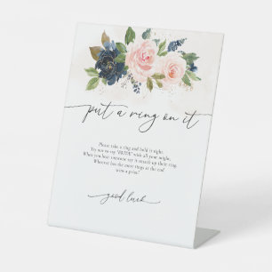 Navy und Blütenrosa Blüte setzen einen Ring auf ih Sockelschild