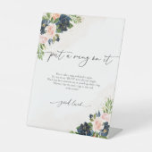 Navy und Blütenrosa Blüte setzen einen Ring auf ih Sockelschild (Vorderseite)