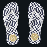 Navy und Gold Trellis Monogram Badesandalen<br><div class="desc">Maßgeschneiderte,  bedruckte Flop-Sandalen mit einem stilvollen,  modernen Trellis-Muster und einem eigenen Monogramm oder einem anderen Text in einem Kreisrahmen. Klicken Sie auf Anpassen,  um Schriftart und Farben zu ändern oder eigene Bilder hinzuzufügen,  um ein einzigartiges Design zu erstellen!</div>