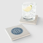 Navy und Graues Zickzack Muster Custom Monogram Steinuntersetzer (Seitenansicht)