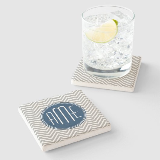 Navy und Graues Zickzack Muster Custom Monogram Steinuntersetzer (Seitenansicht)