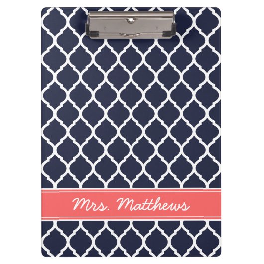 Navy und Korallenquatrefolie Custom Monogram Klemmbrett (Vorderseite)