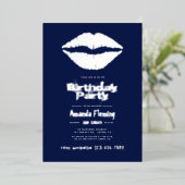 Navy und Silver Birthday Kiss Lips Folieneinladung (Stehend vorne)