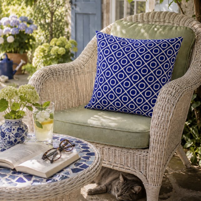 Navy und White Circles Kissen (Bold blue geometry brings timeless style to a peaceful garden retreat.)
