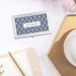 Navy und White Diamond Muster Visitenkarten Etui<br><div class="desc">Preppy chic Visitenkartengehäuse mit länglichem Rautenmuster Zickzack in klassisch marineblau und weiß,  mit Ihrem Namen,  Monogramm oder Firmennamen in der Mitte.</div>