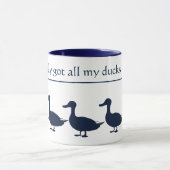 Navy und White Ducks in einer Row-Tasse Tasse (Zentrum)