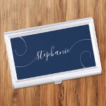 Navy und White Elegant Script Curly Name Visitenkarten Dose<br><div class="desc">Ein elegantes Schriftbild mit besonders lockigen Schwänzen. Sie können die Marine oder dunkelblau und weiß Farben anpassen. Passen Sie die Größe des Schriftartes an,  oder verschieben Sie ihn nach Bedarf für längere oder kürzere Namen. Erstellen Sie Ihre eigene Visitenkarten-Hülle für sie.</div>