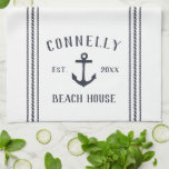 Navy & White Anchor Personalisiert Beach House Geschirrtuch<br><div class="desc">Mit diesem niedlichen personalisierten Handtuch mit Familienname oder Hausnamen und Jahr in marineblauer Schrift mit einer nautischen Ankerillustrierung können Sie Ihre Strandhausküche individuell gestalten.</div>