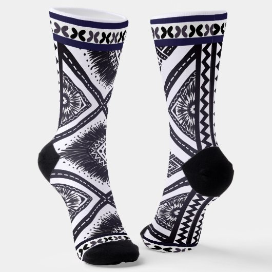 Navy White Boho Pattern Socken (Gewinkelt)