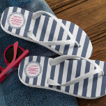 Navy & White Nautical Strip mit rosa Monogramm Badesandalen<br><div class="desc">Diese Flip Flops sind im nautischen Stil und perfekt für Ihren Urlaub,  Kreuzfahrt oder Hochzeit am Meer. Das Design ist mit klassisch marineblau-weißen Streifen mit einem dreiteiligen Monogramm in heißem Fuchsienrosa versehen,  umgeben von einer Seeschiffahrtsabbildungen.</div>