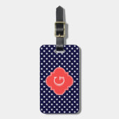 Navy White Polka Dot Coral Quatrefoil Monogram Gepäckanhänger (Vorderseite vertikal)