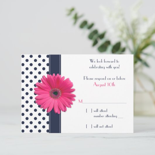 Navy White Polka Dot Pink Daisy Wedding RSVP Card (Stehend Vorderseite)