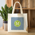 Navy White Zickzack Pattern mit Green Monogram Tragetasche<br><div class="desc">Ein farbenfrohes und prächtiges Design mit einer Fläche für Monogramme. Die weiße und marinierte Chevrons verfügen über einen grünen Kreis, in dem Sie Ihren Anfangsbuchstaben hinzufügen können. Wenn Sie das Kunstwerk anpassen oder den Schriftart ändern möchten, können Sie auf den Bereich anpassen klicken. Dies führt Sie zum Design-Tool, mit dem...</div>