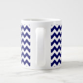 Navy WhZickzack Zigzag Coral Quatrefoil Monogramm Jumbo-Tasse (Rückseite)