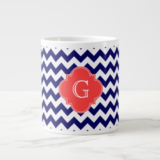 Navy WhZickzack Zigzag Coral Quatrefoil Monogramm Jumbo-Tasse (Vorderseite)