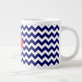 Navy WhZickzack Zigzag Coral Quatrefoil Monogramm Jumbo-Tasse (Rechts)