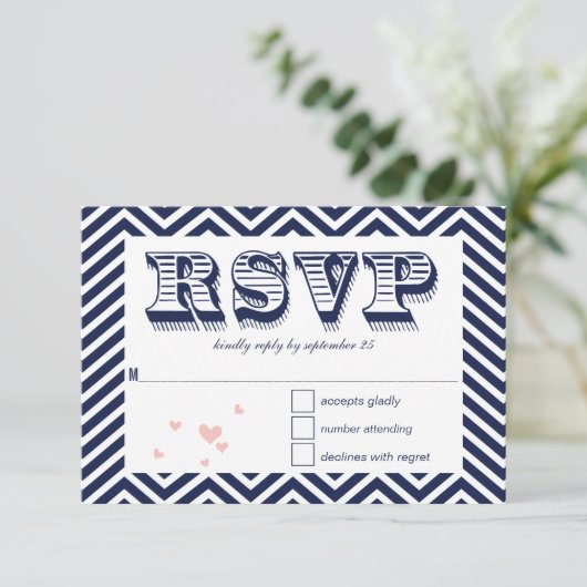 Navy Zig Zag Typografy Wedding RSVP (Stehend Vorderseite)