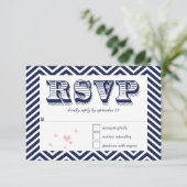 Navy Zig Zag Typografy Wedding RSVP Karte (Stehend Vorderseite)
