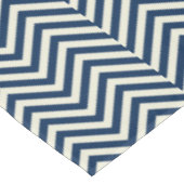 Navy Zig Zag Wave Pattern Tischdecke (Schrägansicht)