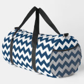 Navy Zigzag, Zickzack, Marine, geometrisches Muste Duffle Bag (Rechte Ecke)