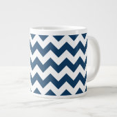 Navy Zigzag, Zickzack, Marine, geometrisches Muste Jumbo-Tasse (Vorderseite Rechts)