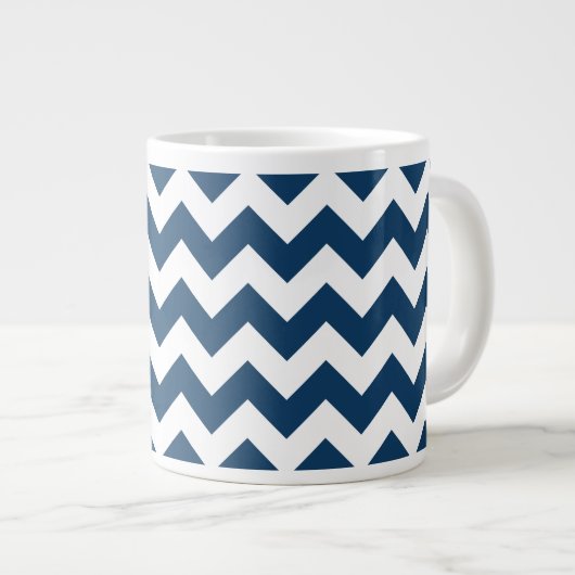 Navy Zigzag, Zickzack, Marine, geometrisches Muste Jumbo-Tasse (Vorderseite Rechts)