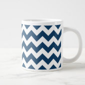 Navy Zigzag, Zickzack, Marine, geometrisches Muste Jumbo-Tasse (Rechts)