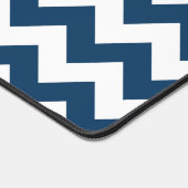 Navy Zigzag, Zickzack, Marine, geometrisches Muste Schreibtischunterlage (Ecke)