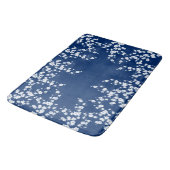 Navyblau Weiße Kirschblüte Badematte (Schrägansicht)