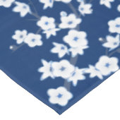Navyblau Weiße Kirschblüte Tischdecke (Schrägansicht)