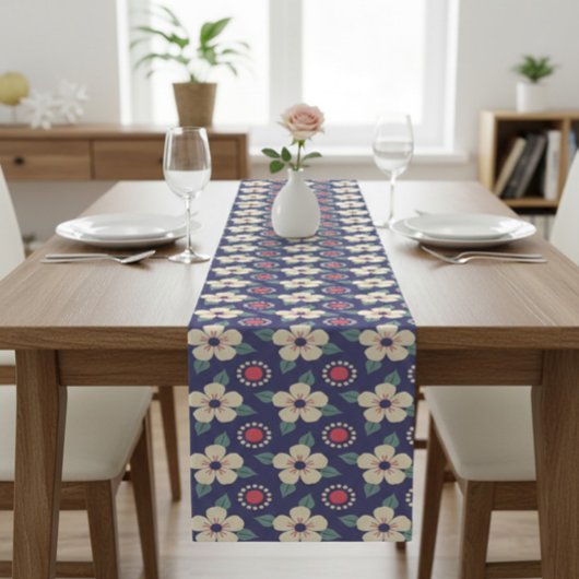 Navyblauer Tischläufer mit cremefarbenen Blumen