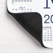 Navyblaues Monogramm 2026-Kalender auf Weiß Mousepad (Ecke)
