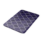 Navyblaues Vierpass-Geometrie-Muster Badematte (Schrägansicht)