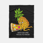 Ne Belongs On Zza Lover Funny Food Pun  Fleecedecke (Vorderseite)