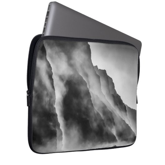 Nebel auf den Felsen Laptopschutzhülle (Vorne Rechts)