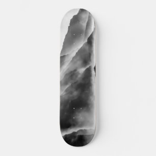 Nebel auf den Felsen Skateboard