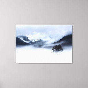 Nebel, Berge und einsamer Baum im Winter Leinwanddruck