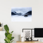 Nebel, Berge und einsamer Baum im Winter Poster (Heimbüro)