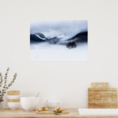 Nebel, Berge und einsamer Baum im Winter Poster (Küche)