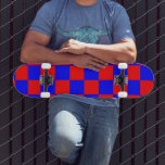 Nebel Blau und Rot Checkerboard Vintag Skateboard<br><div class="desc">Neon Blue und Red Checkered Checkerboard | VINTAG | Classic | Trendy | Stilvoll | Mode | Minimal</div>