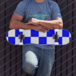 Nebel-blaue und weiße Checkerboard Vintag Skateboard<br><div class="desc">Neon Blau und Weiß Checkered Checkerboard | VINTAG | Classic | Trendy | Stilvoll | Mode | Minimal</div>