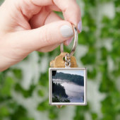 Nebel driftet unter der Deception-Pass-Brücke bei Schlüsselanhänger (Hand)