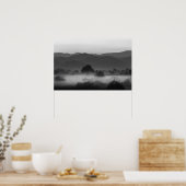 Nebel durch das Tal in Schwarz-Weiß Poster (Küche)