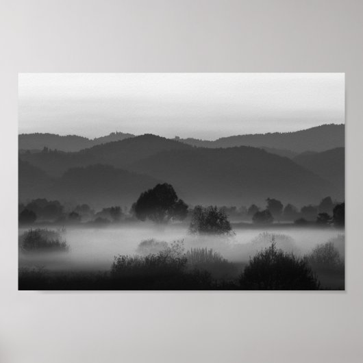 Nebel durch das Tal in Schwarz-Weiß Poster (Vorne)
