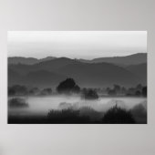 Nebel durch das Tal in Schwarz-Weiß Poster (Vorne)