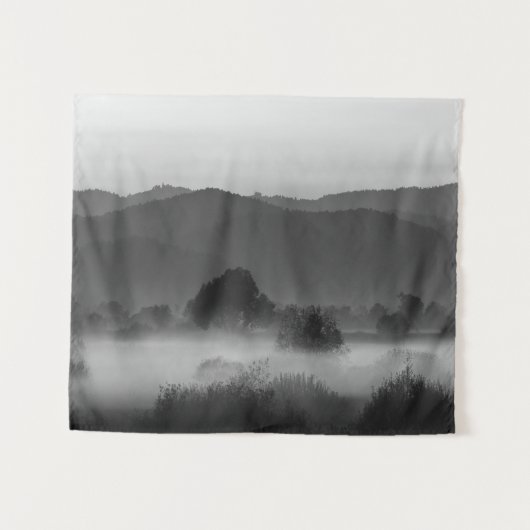 Nebel durch das Tal in Schwarz-Weiß Wandteppich (Vorderseite (Horizontal))