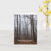Nebel durch den Wald denken Sie an Ihre Karte (Gelbe Blume)