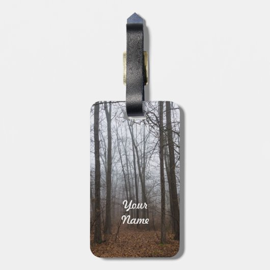Nebel durch den Wald Gepäckanhänger (Rückseite vertikal)
