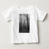 Nebel durch den Wald Graustufen Baby T-shirt (Vorderseite)